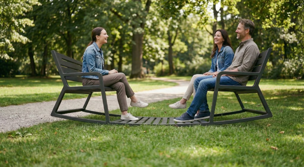 Schaukelbank - Begegnung im öffentlichen Raum. Die Schaukelbank fördert spielerisch die Interaktion und bringt Abwechslung in unseren Alltag – das gemeinsame Ausbalancieren hat einen positiven Effekt auf unseren Körper.